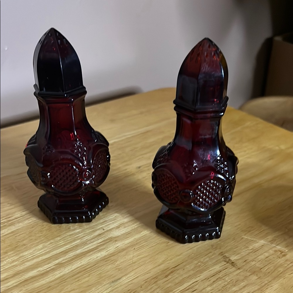 😄Avon Cape cod ruby red shakers